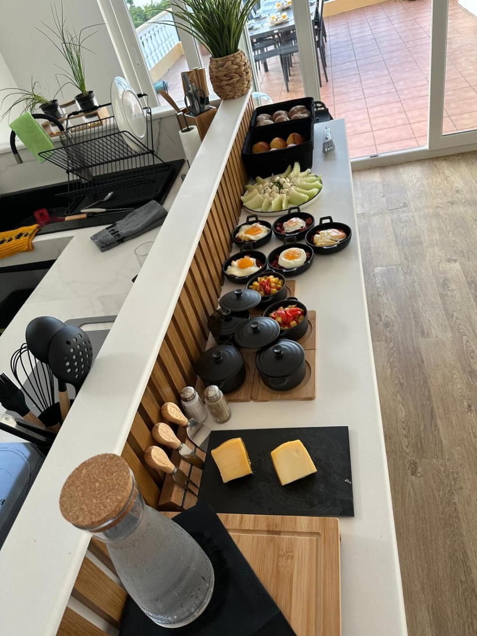 Kitchen or kitchenette, Buffet breakfast