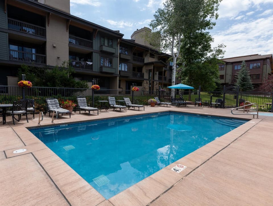 Heated Pool, 2 Hot Tubs, Virtually Ski In Ski Out, Close to Ski School House in Steamboat Springs