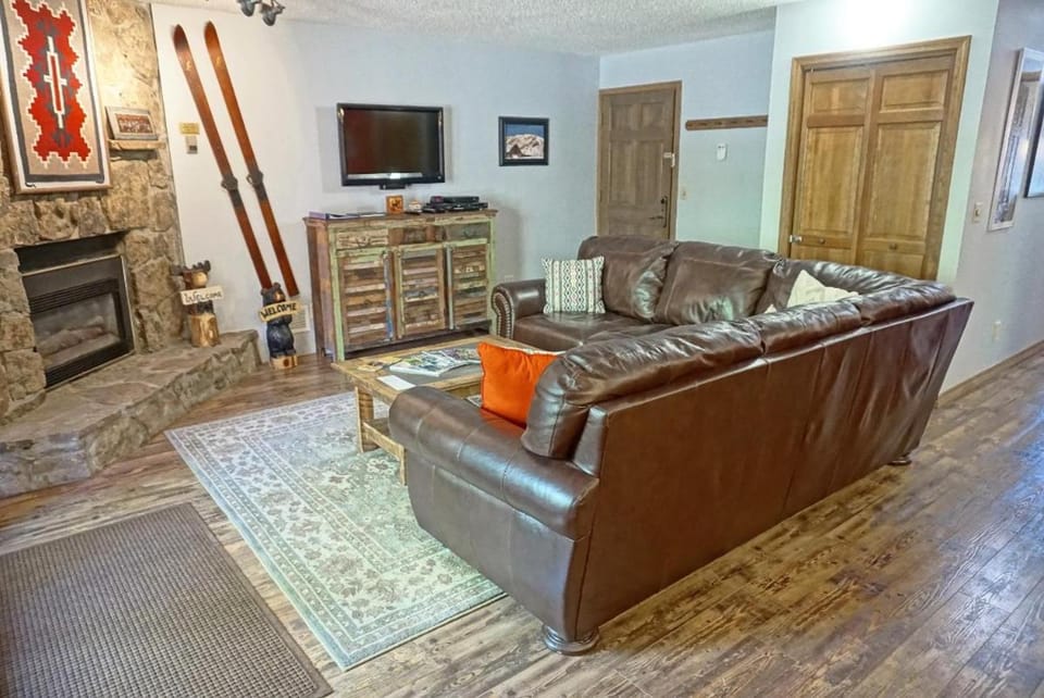 Heated Pool, 2 Hot Tubs, Virtually Ski In Ski Out, Close to Ski School House in Steamboat Springs