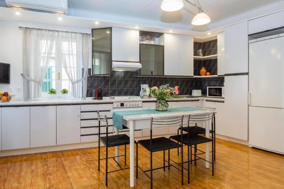 Kitchen or kitchenette, Dining area, oven, stove