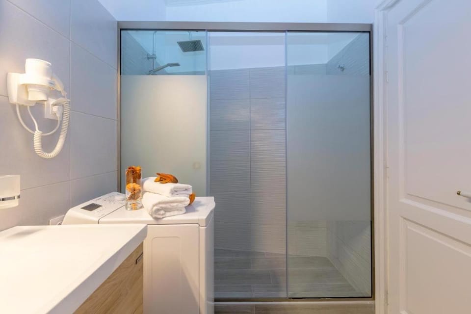 Shower, Bathroom, towels