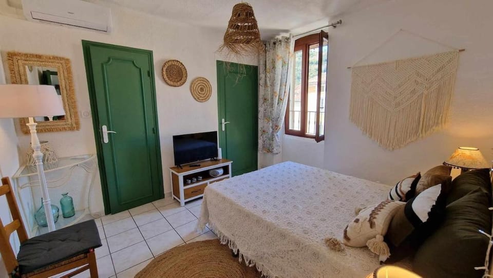 Bed, TV and multimedia, Photo of the whole room, Bedroom, air conditioner