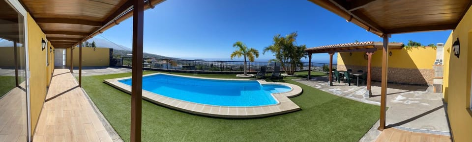 Natural landscape, Solarium, Balcony/Terrace, Decorative detail, City view, Mountain view, Sea view, Area and facilities, Swimming pool