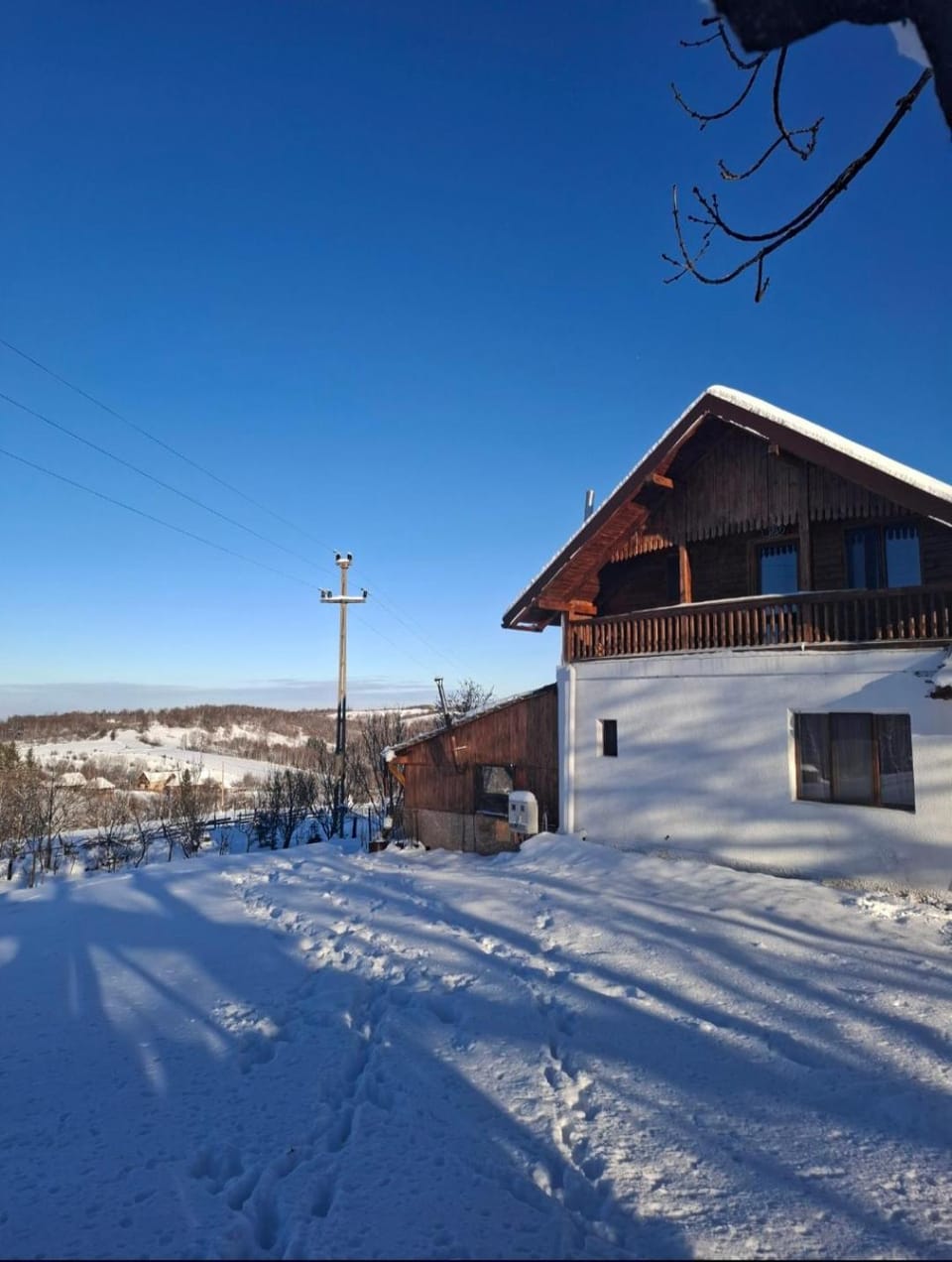 Property building, Day, Natural landscape, Winter, Mountain view