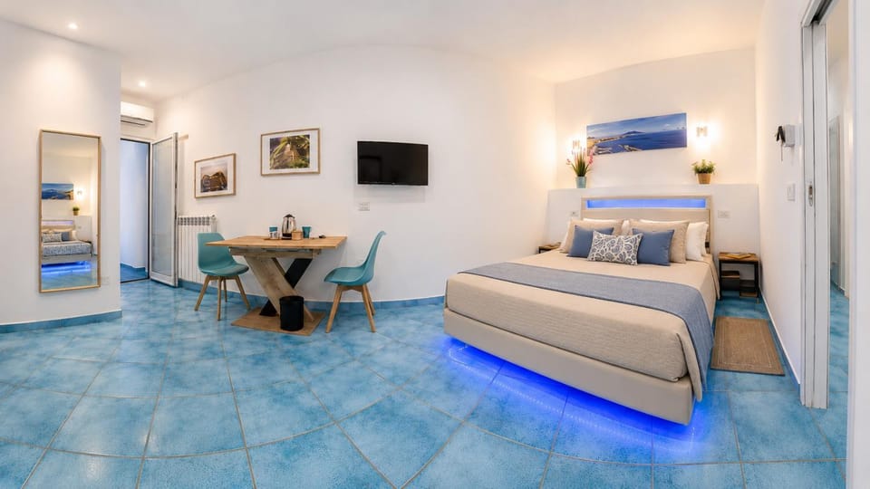 Bed, TV and multimedia, Seating area, Floor plan, Dining area, Bedroom, Lunch, locker, air conditioner