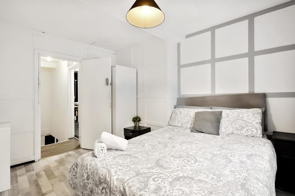 Private Bedroom Near Tower Bridge, Comfortable Stay with Shared Amenities! Vacation rental in London