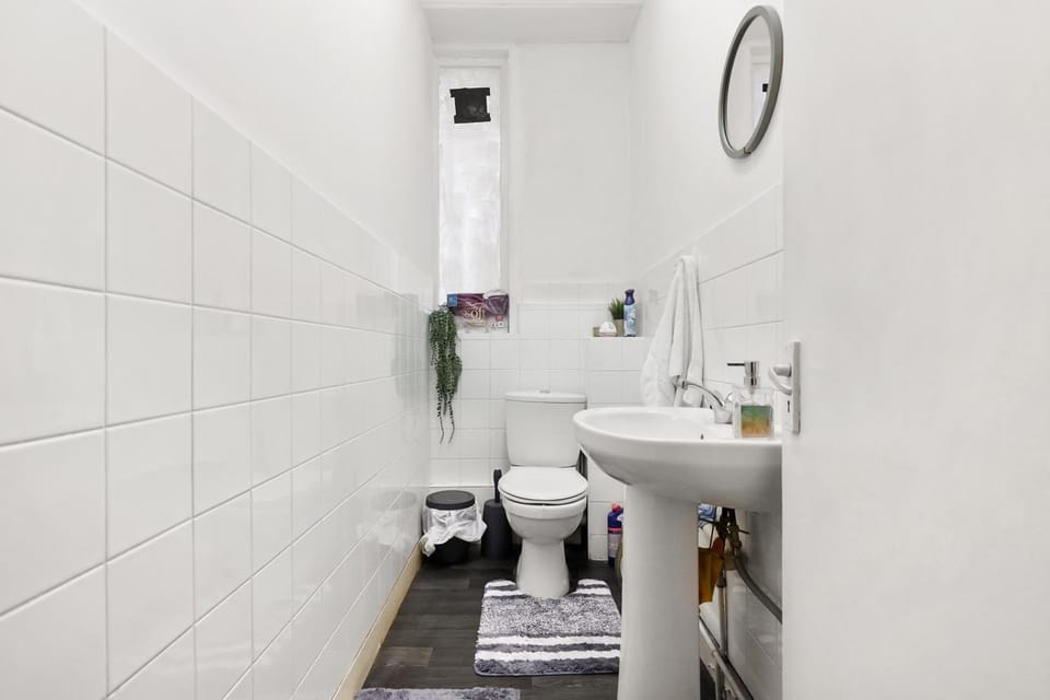 Private Bedroom Near Tower Bridge, Comfortable Stay with Shared Amenities! Vacation rental in London