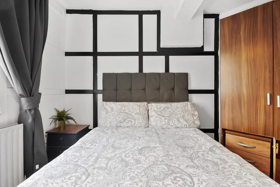 Private Bedroom Near Tower Bridge, Comfortable Stay with Shared Amenities! Vacation rental in London
