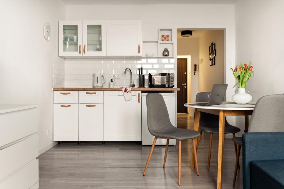 Coffee/tea facilities, Kitchen or kitchenette, Living room, Seating area, Dining area