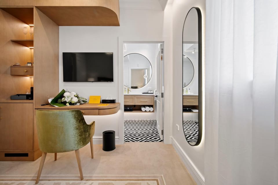 TV and multimedia, Coffee/tea facilities, Seating area, minibar