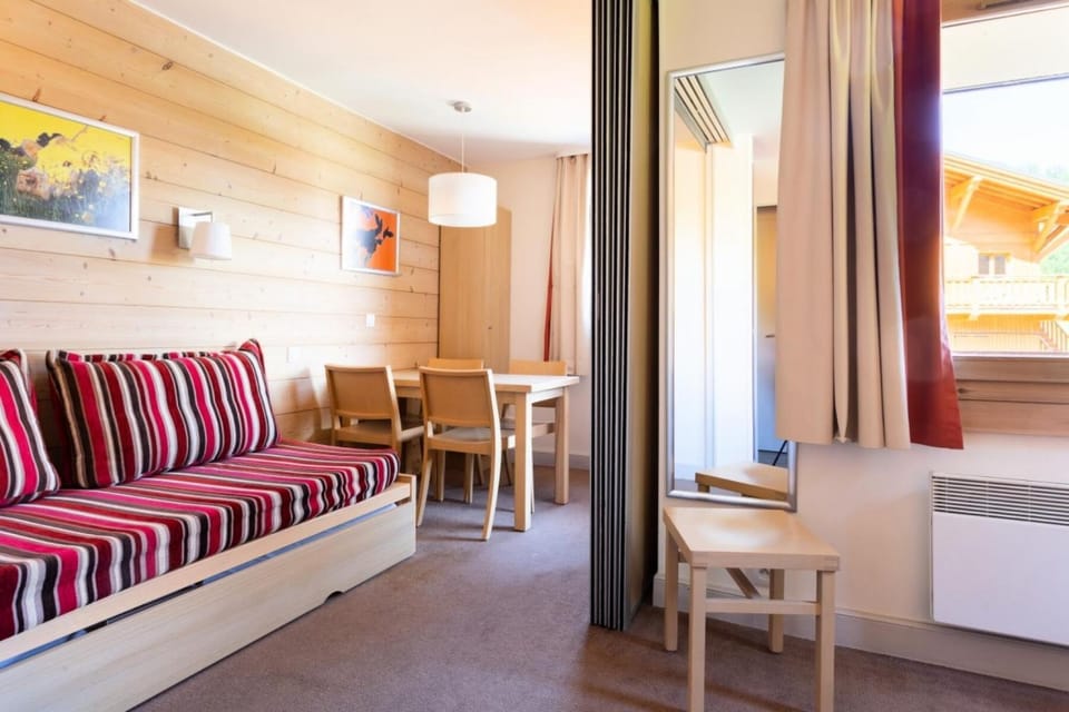 Bed, Bedroom, kitchen