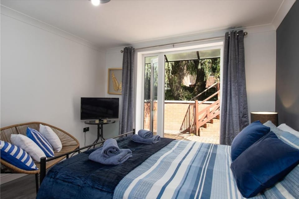 Bed, TV and multimedia, Photo of the whole room, Seating area, Bedroom, towels