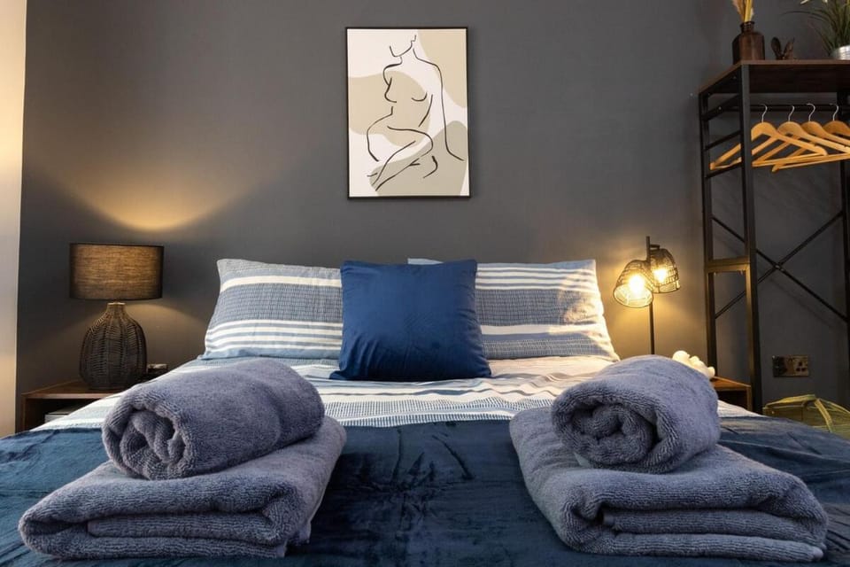 Bed, Photo of the whole room, Bedroom, towels