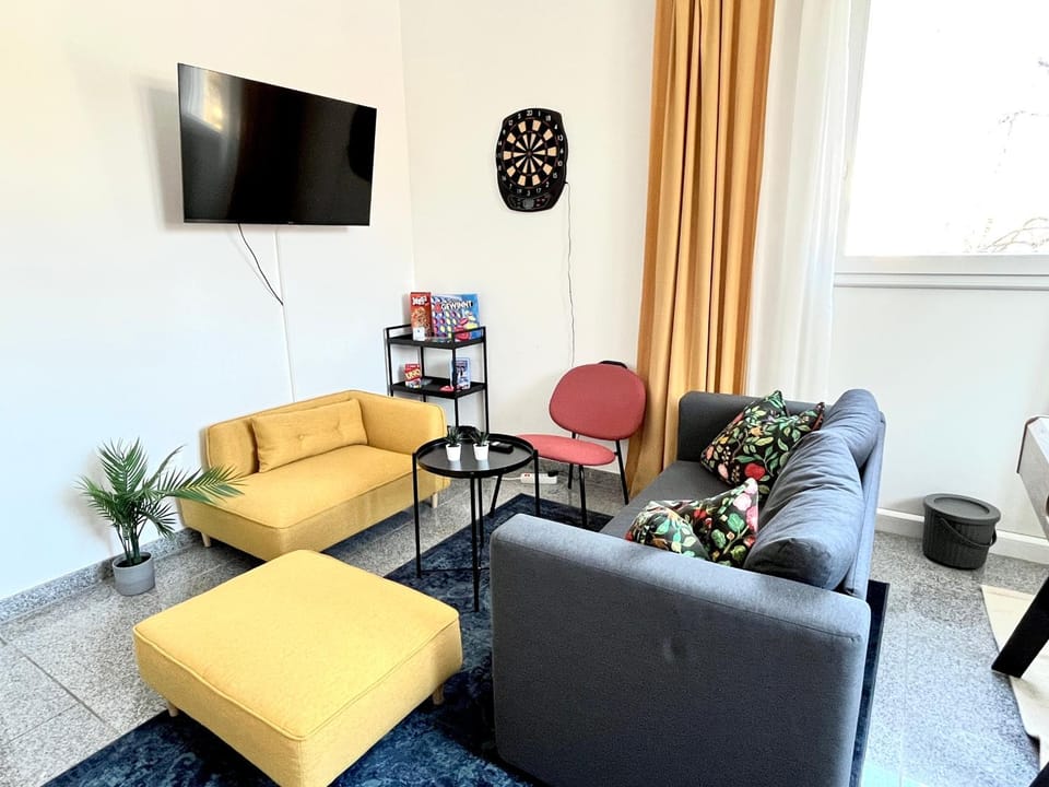 Communal lounge/ TV room, Communal lounge/ TV room, Darts, Game Room, TV and multimedia, Living room, Seating area, Evening entertainment