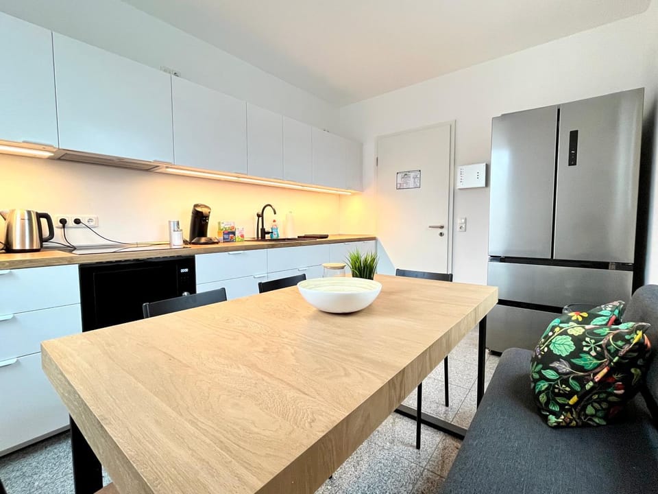 Coffee/tea facilities, Kitchen or kitchenette, Dining area, dishwasher, oven, stove