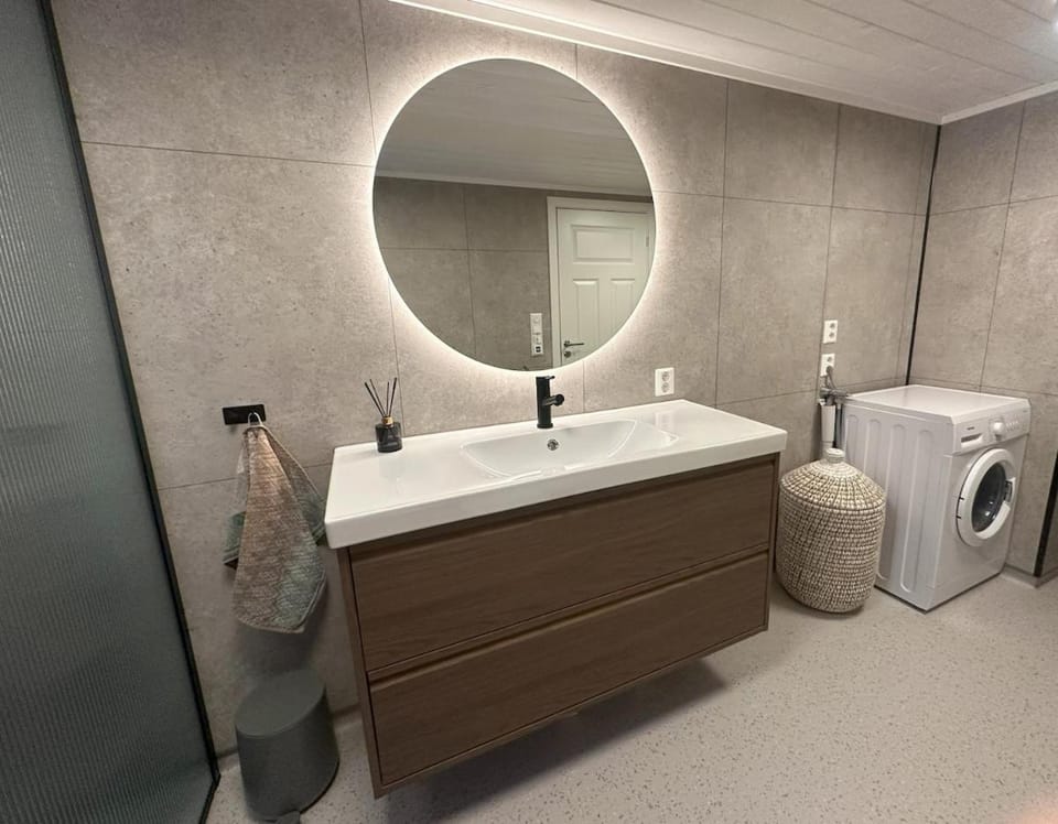 Bathroom, towels, washing machine