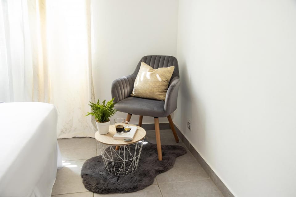 Bed, Living room, Photo of the whole room, Seating area, Bedroom