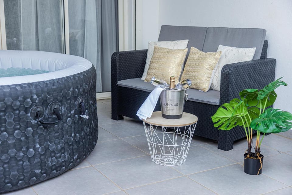Patio, Living room, Spa and wellness centre/facilities
