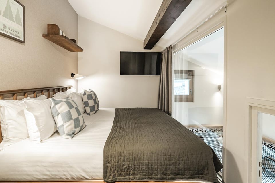 Bed, TV and multimedia, Photo of the whole room, Bedroom