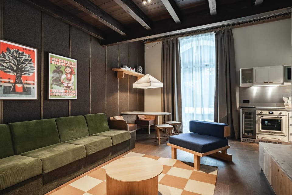 Kitchen or kitchenette, Living room, Seating area, minibar, oven, stove