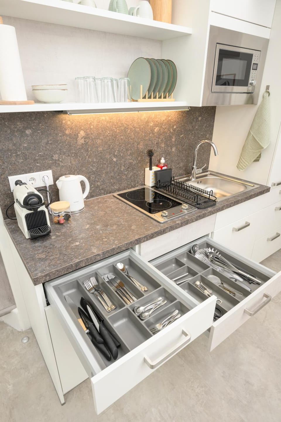 Coffee/tea facilities, Kitchen or kitchenette, stove