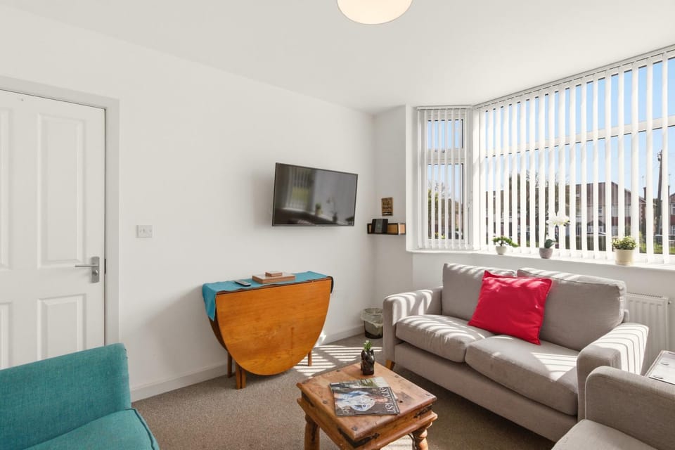 Communal lounge/ TV room, TV and multimedia, Living room, Seating area, Evening entertainment