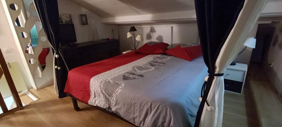 Photo of the whole room, Bedroom