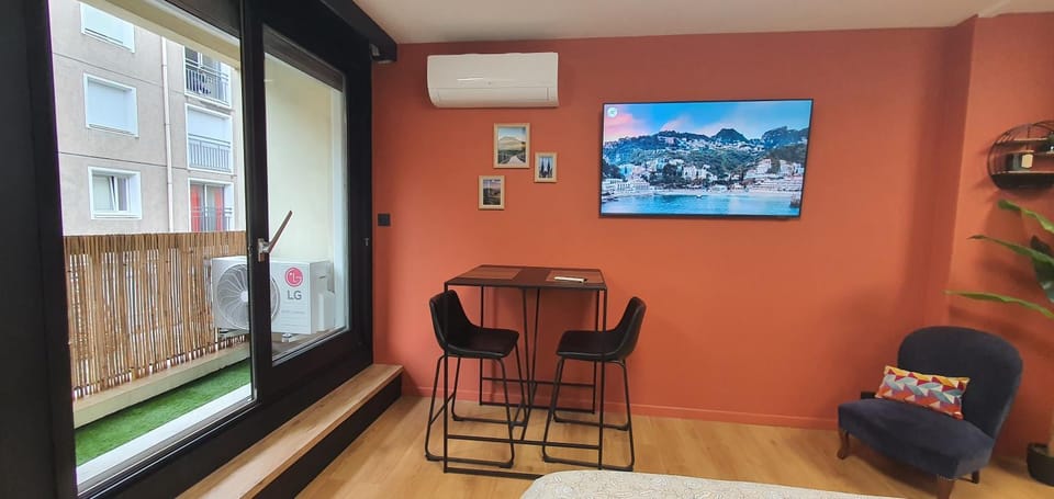 Studio climatisé Place de Jaude Garage balcon tv wifi Apartment in Clermont-Ferrand