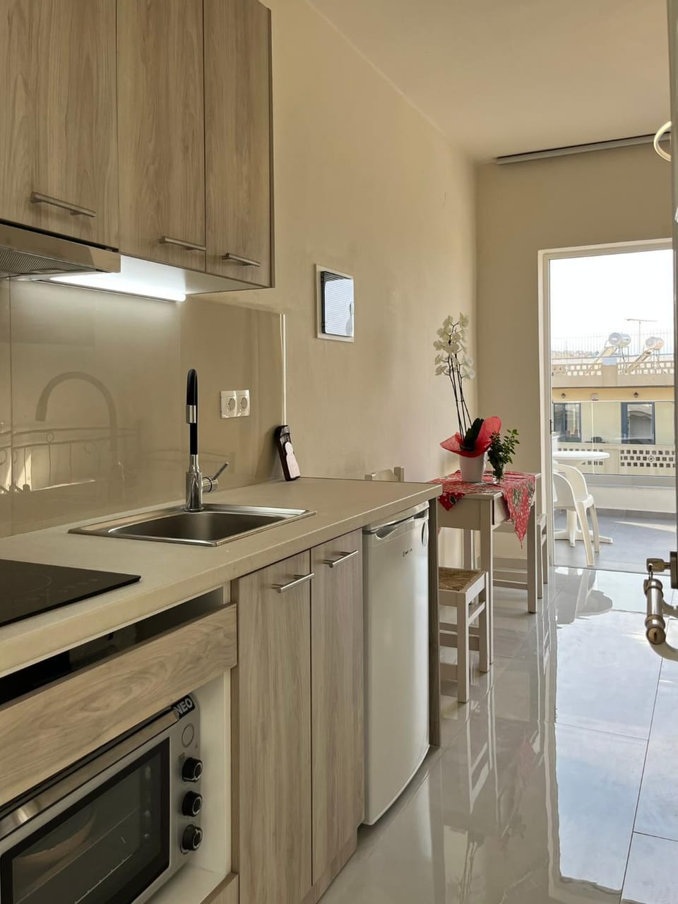 Kitchen or kitchenette, Dining area, oven
