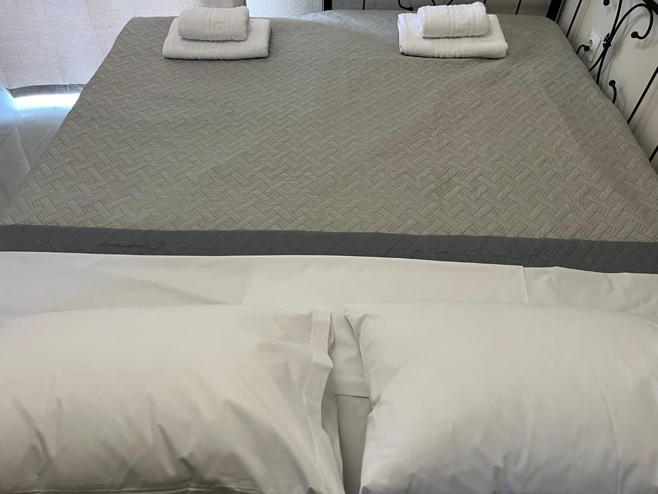 Bed, towels