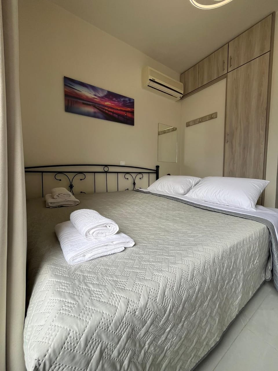 Bed, Bedroom, towels