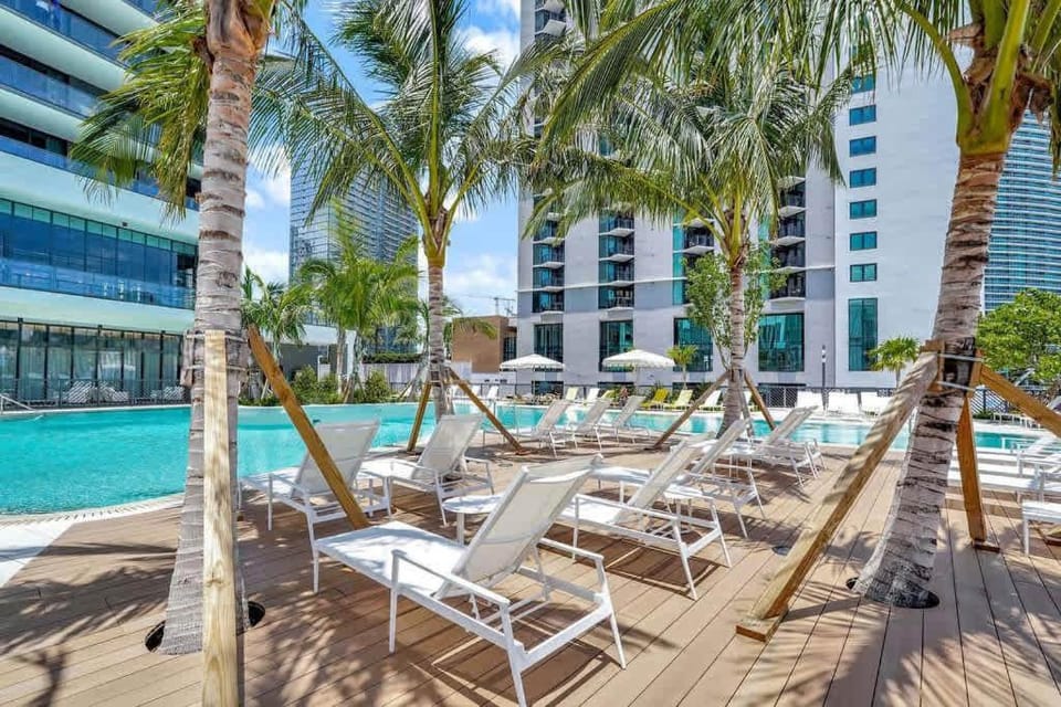 Lovely Studio - Pool & Gym Apartment in Miami