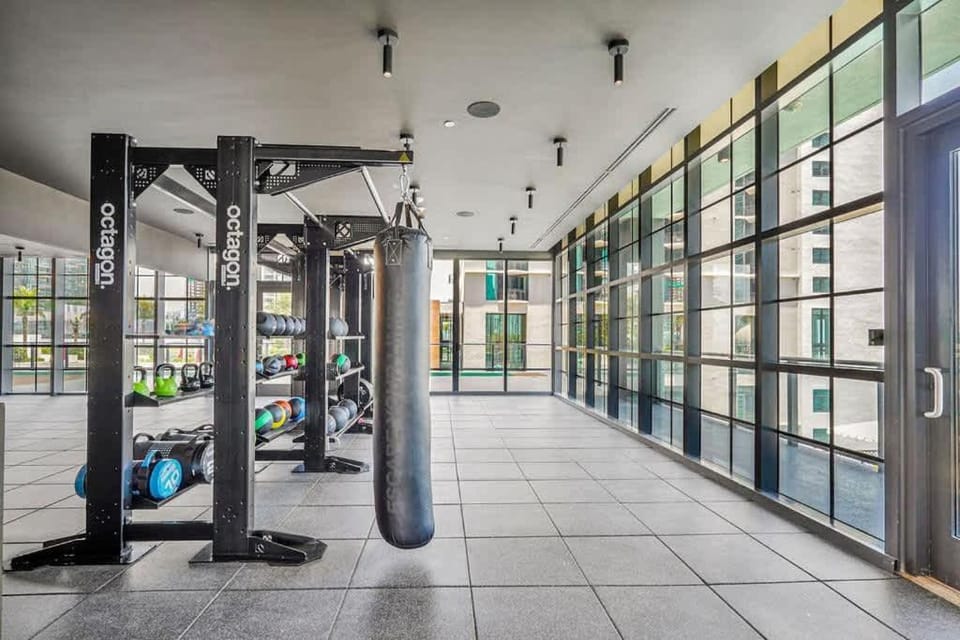 Lovely Studio - Pool & Gym Apartment in Miami