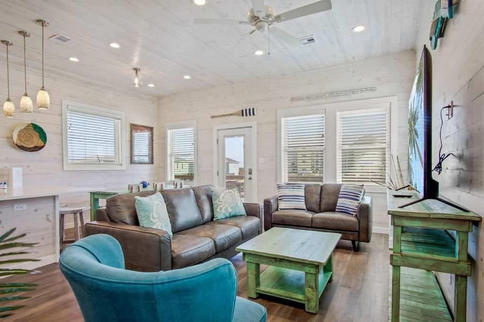 Walk to Beach Private Pool Golf Cart Friendly House in Port Aransas