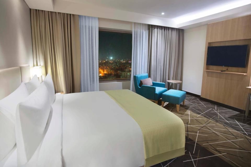 Communal lounge/ TV room, Bed, TV and multimedia, Living room, Photo of the whole room, Seating area, Evening entertainment