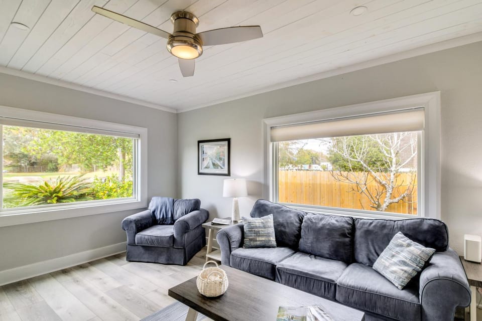 5 Mi to Dtwn: Bright Home w/ Yard in Pensacola! House in Pensacola Beach