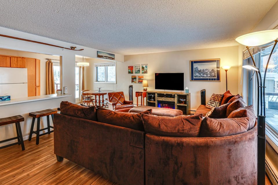 Riverside Retreat: Cozy Fairbanks Home w/ View House in Fairbanks