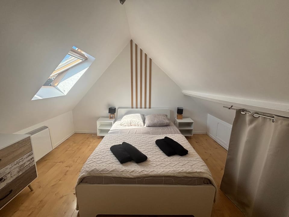 Bed, Photo of the whole room, Bedroom