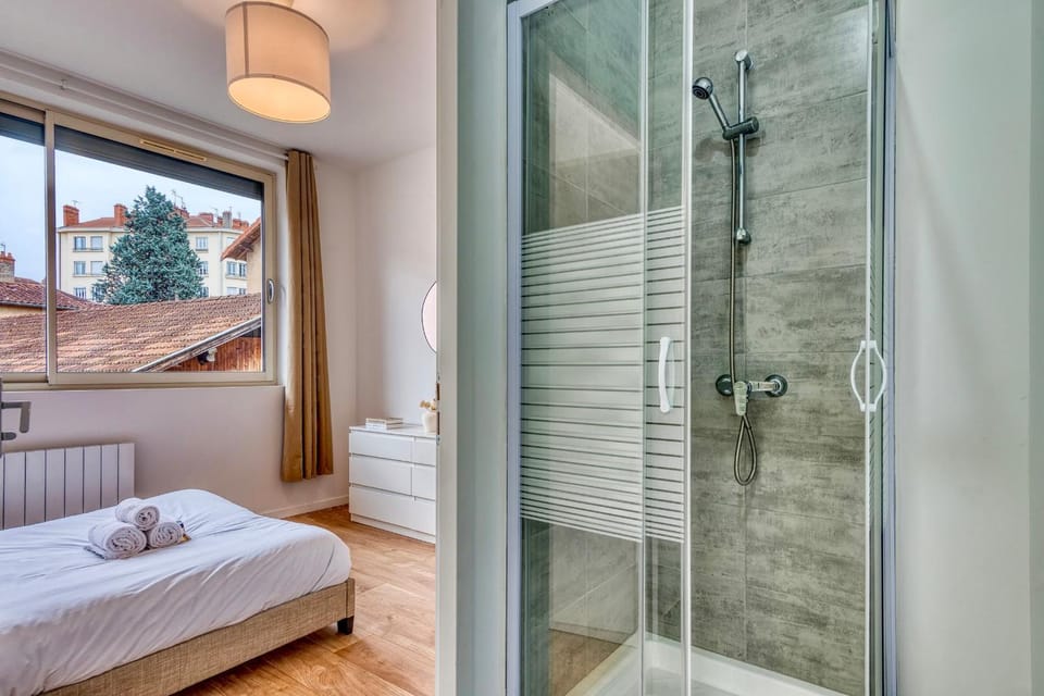 L’Epicéa - RDJ duplex proche métrohôpital Apartment in Lyon