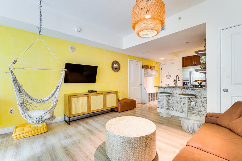 Resort Condo ~ 1 Mi to Boynton Beach Access! House in Boynton Beach