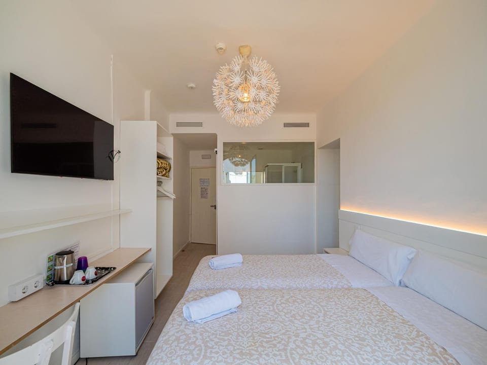 Bed, TV and multimedia, Bedroom