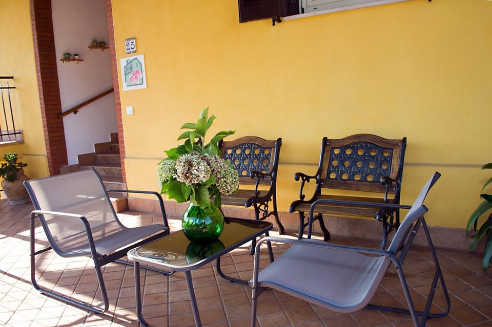 Property building, Patio, Day, Balcony/Terrace