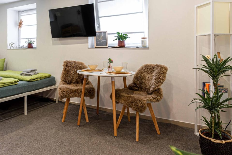 Bed, TV and multimedia, Seating area