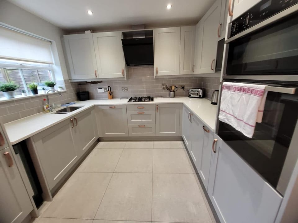 Hebden - Spacious Home - Garden - Free Parking House in Swindon