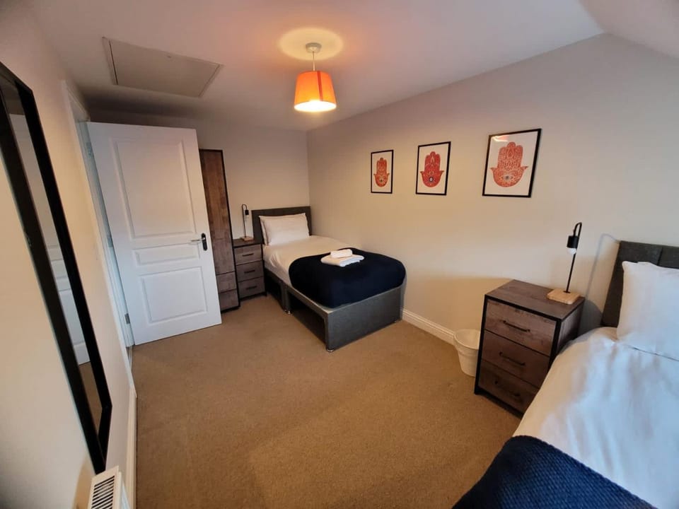 Hebden - Spacious Home - Garden - Free Parking House in Swindon