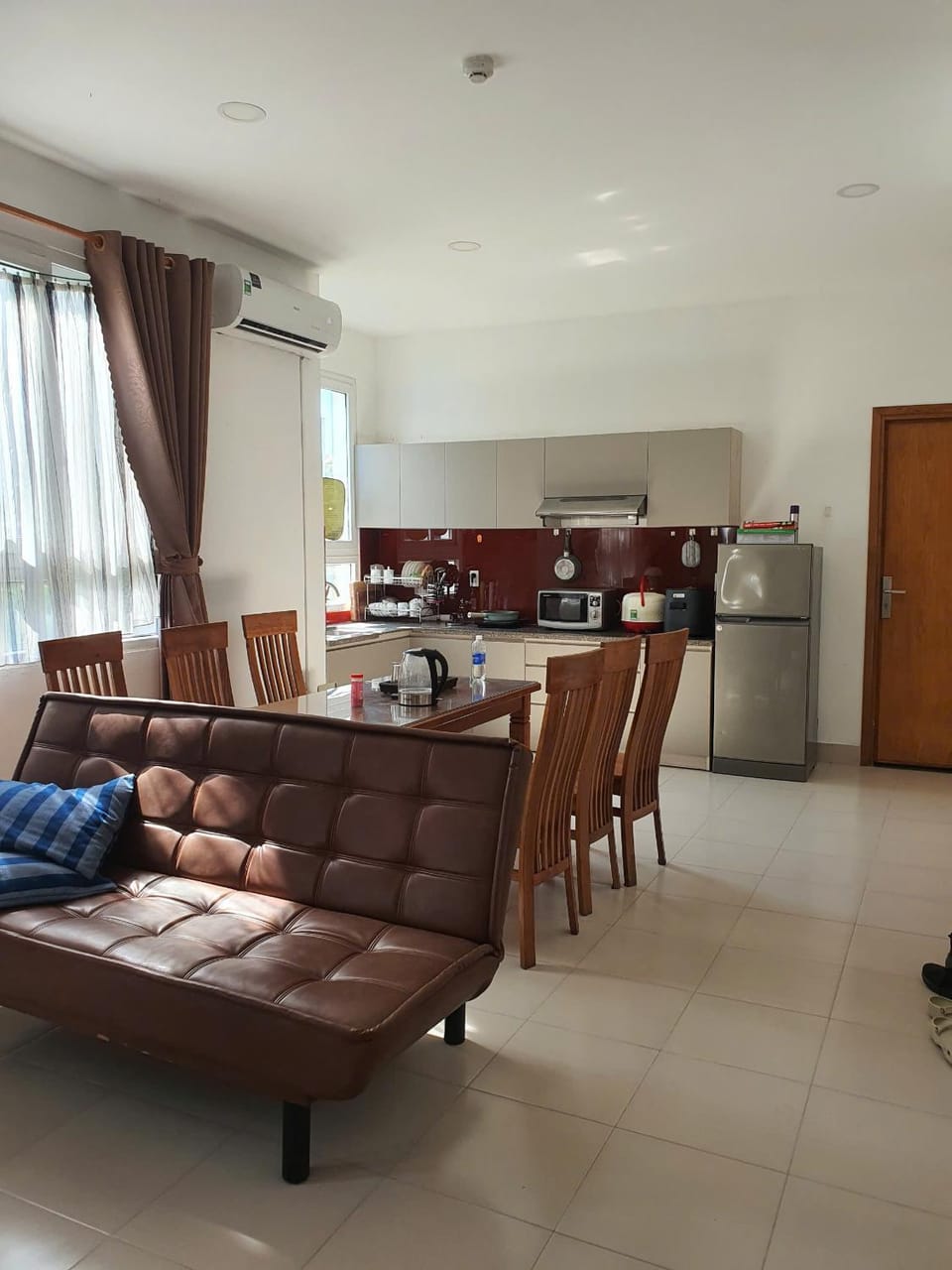 Kitchen or kitchenette, Living room, Seating area, Dining area