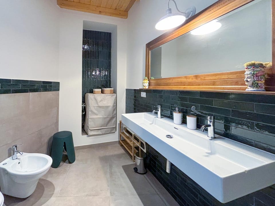 Toilet, Bathroom, bidet, towels