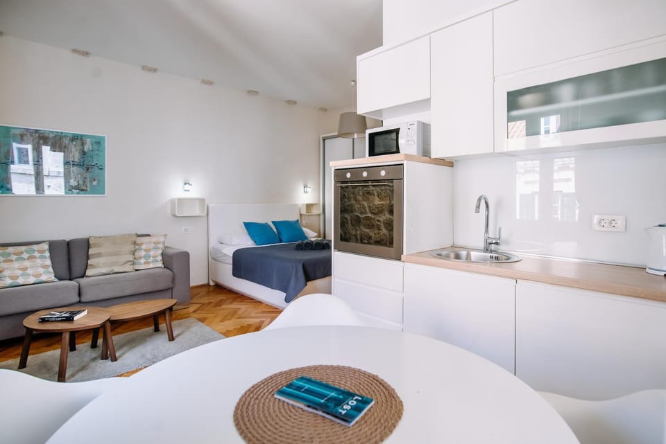 Kitchen or kitchenette, Living room, Seating area, Dining area