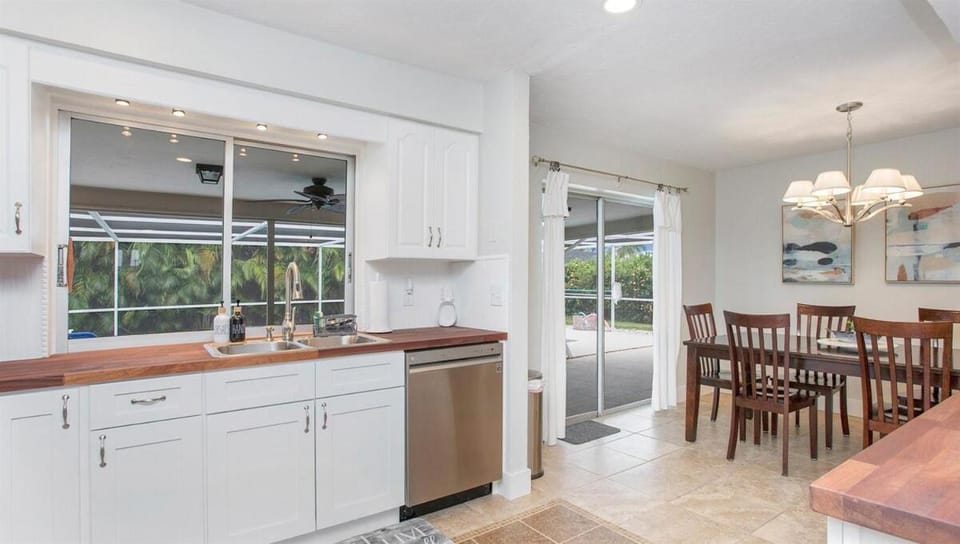 5 Star Experience, Heated Pool close to Everything House in Cape Coral