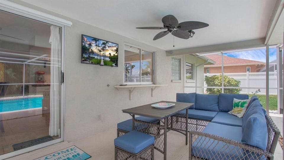 5 Star Experience, Heated Pool close to Everything House in Cape Coral